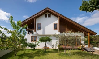 Nhà mái dốc với thiết kế bán mở