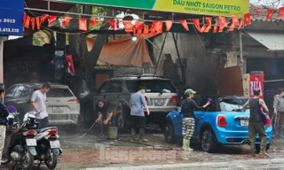 Dịch vụ rửa xe 'hốt bạc' dịp Tết