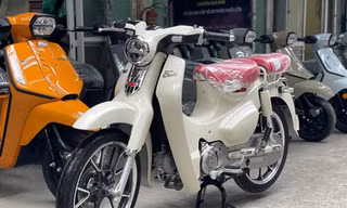 Honda Super Cub bản đặc biệt rao bán giá gấp đôi SH125i