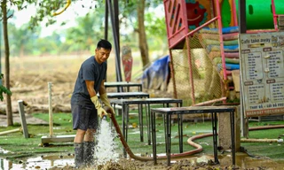 Bãi đá sông Hồng tan hoang sau ngập lụt, bùn phủ dày nửa mét