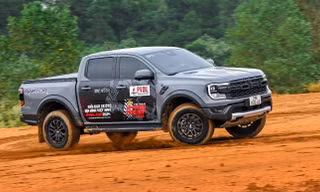 140 vận động viên tham gia đua ô tô địa hình tại Hà Nội