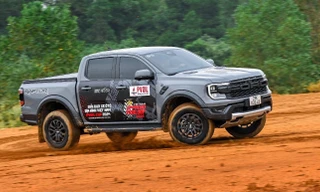 140 vận động viên tham gia đua ô tô địa hình tại Hà Nội