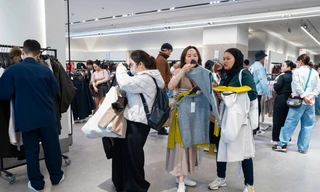 Chen chân 'săn sale' Black Friday từ sáng đến đêm 