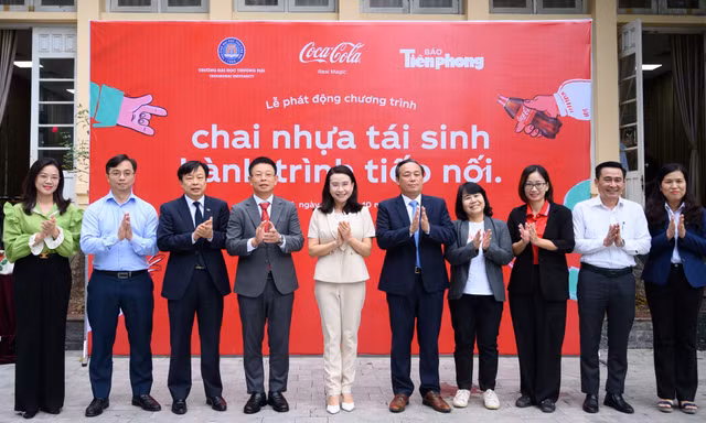 Sinh viên 6 trường đại học sẵn sàng 'hành trình tái sinh' chai nhựa 