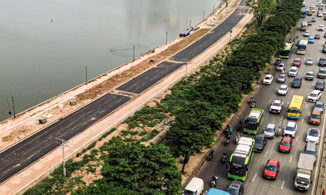 Hà Nội: Vượt tiến độ, đường ven hồ Linh Đàm sắp 'mở lối'