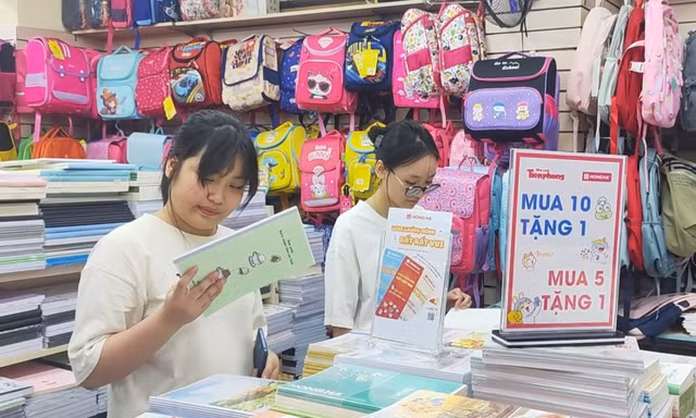 Phụ huynh, học sinh tất bật mua sách vở, đồ dùng học tập trước thềm năm học mới