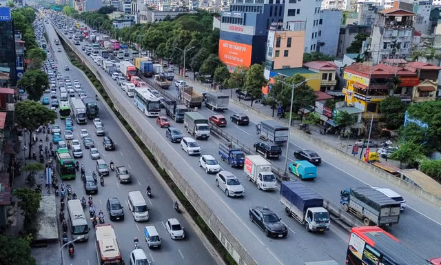 Cửa ngõ Hà Nội 'nghẹt thở', dòng người nhích từng mét rời Thủ đô nghỉ lễ 30/4