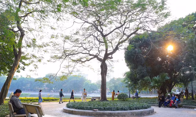 Cảnh công viên trung tâm của Hà Nội hạ rào, bỏ cửa