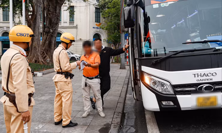 Liên tiếp xe khách dừng đỗ trái phép ở phố cổ, CSGT Hà Nội lập tức vào cuộc