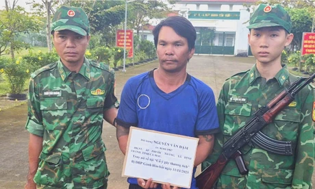 Đối tượng truy nã lẩn trốn trên tàu cá