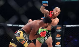 AJ McKee tung cú đấm hạ knock-out Georgi Karakhanyan.