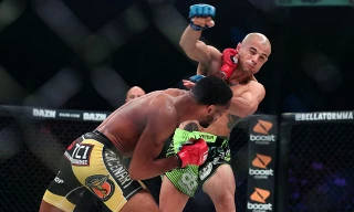 AJ McKee tung cú đấm hạ knock-out Georgi Karakhanyan.