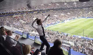 Tổng thống Pháp ăn mừng phấn khích khi đội nhà vô địch World Cup