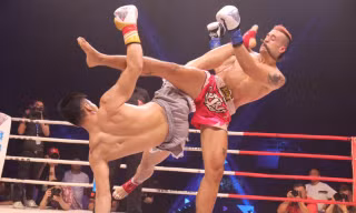 Hàn Phi Long hạ gục Luca Lombardo.
