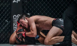 Shinya Aoki khóa cổ khiến đối thủ đành phải đầu hàng.