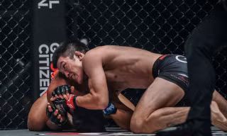 Shinya Aoki khóa cổ khiến đối thủ đành phải đầu hàng.