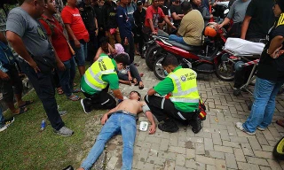 CĐV Malaysia bất tỉnh vì bị chen lấn trong lúc mua vé. Ảnh: Zing.