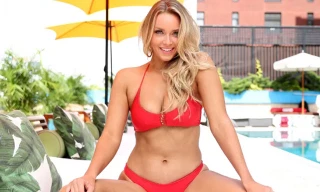 Thân hình ‘vạn người mê’ của nàng WAG hấp dẫn nhất nhì làng bóng bầu dục Mỹ