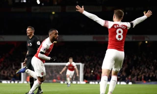 Lacazette tỏa sáng, Arsenal thoát thua trước Liverpool