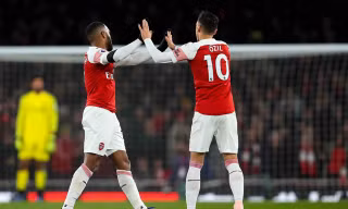 Lacazette tỏa sáng, Arsenal nối dài mạch trận bất bại