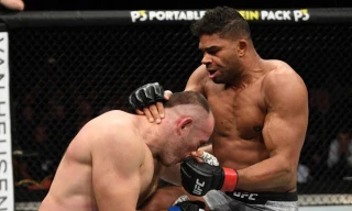Alistair Overeem ra đòn chính xác về phía Alexey Oleinik.