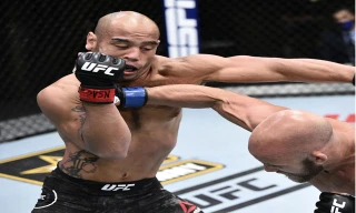 Justin Jaynes ra đòn hạ knock-out đối thủ.