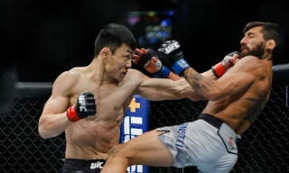 Danaa Batgerel ra đòn hạ đo ván đối thủ.