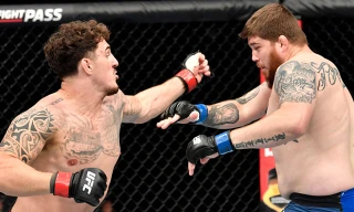 Tom Aspinall ra đòn hạ gục đối thủ.