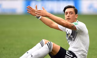 Mesut Ozil bị chế nhạo là con ếch chết.