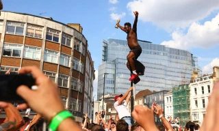 Vào bán kết World Cup, cả nước Anh tưng bừng ăn mừng