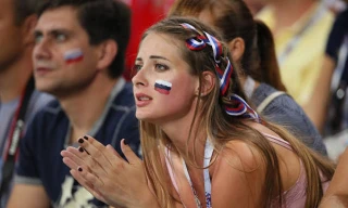 Nữ CĐV xinh đẹp của ĐT Nga rưng rưng nước mắt vì quá buồn khi phải chứng kiến đội nhà thất bại trước Croatia.