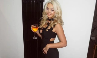 Dung nhan xinh đẹp của vợ sắp cưới tuyển thủ Anh