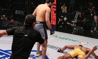 Rashid Yusupov ra đòn khiến đối thủ ngã cắm đầu.