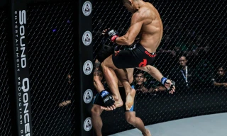 Martin Nguyễn hạ gục võ sĩ Mông Cổ.