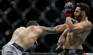 Journey Newson tung cú đấm cực mạnh trúng thẳng vào mặt Domingo Pilarte.