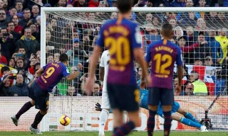 Suarez (9) đã giúp Barca "vùi dập" Real bằng một cú hat-trick.