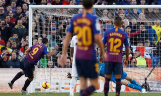 Suarez (9) đã giúp Barca "vùi dập" Real bằng một cú hat-trick.