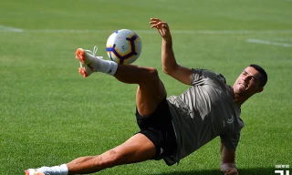 Mục kích Ronaldo trình diễn kỹ thuật siêu đẳng trên sân tập Juve