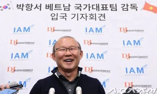 HLV Park Hang-seo vui vẻ trả lời phỏng vấn với truyền thông quê nhà.