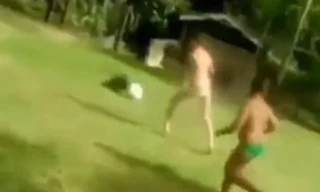 Clip: Cún cưng xử lý bóng chẳng kém Messi