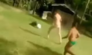 Clip: Cún cưng xử lý bóng chẳng kém Messi