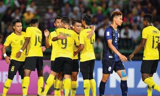 Malaysia (áo vàng) đã rất nhọc nhằn mới có thể giành chiến thắng sát nút trước Campuchia.