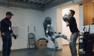 Bị đánh đập dã man, robot phản kháng như trong phim hành động