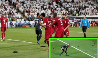 Các cầu thủ Qatar phải hứng "cơn mưa giày" từ những CĐV UAE.