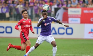 Hoàng Vũ Samson đánh đầu ghi bàn. Ảnh: Như Ý