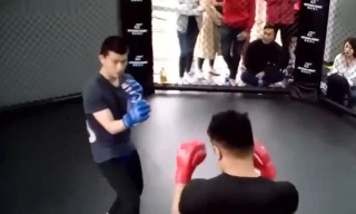 Dù nhập cuộc không tốt, nhưng võ sĩ Vịnh Xuân Quyền (trái) vẫn giành chiến thắng.