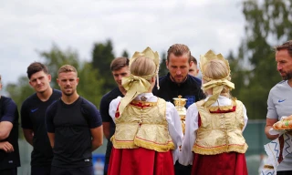 Luyện công trên đất Nga, tuyển Anh được tặng bánh mì và muối