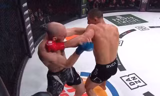 Cú ra đòn của Aaron Pico đã khiến Daniel Carey bị bất tỉnh.