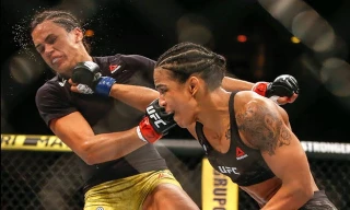 Viviane Araujo tung cú đấm hạ gục đối thủ.