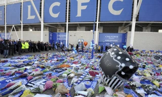 Toàn bộ Premier League sẽ đeo băng đen để tri ân cố Chủ tịch Leicester vào cuối tuần.